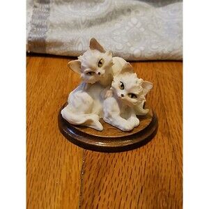 Vintage Giuseppe Armani Two White Persians With Yellow Eyes Cat Kitten Figurine